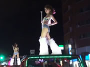 可愛台妹車上鋼管舞表演