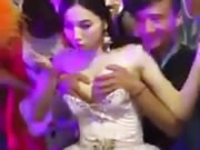 遊客在泰國夜店抓人妖奶子